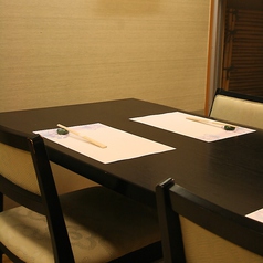 4名様用のテーブル席もご用意。ご友人とのお食事にもぜひご利用ください。※写真はイメージです。