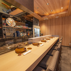 木の温もりを感じる落ち着いた雰囲気のカウンター席となっています。お一人様でのご利用はもちろん、デート利用や接待など様々な用途でご利用いただくことができます！