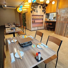 【田の庵】仕事帰りや友人との集まりに最適な、使い勝手の良いテーブル席です。温かみのある雰囲気の中で、こだわりのアグー豚や石垣牛のしゃぶしゃぶを囲んで、会話も弾む賑やかな時間をお過ごしください。人数に合わせたセットメニューはもちろん、お好みの具材の追加もお気軽にどうぞ。