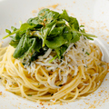 料理メニュー写真 しらすとズッキーニのアーリオ・オーリオ　 カラスミがけ　スパゲッティーニ