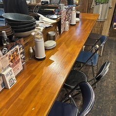 調理場を見ながらおいしい料理とお酒を楽しめるカウンター席。臨場感たっぷりの特等席です。