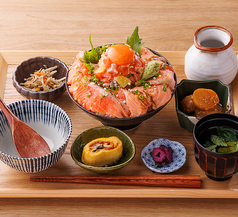 贅沢サーモン丼