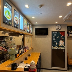 木の温もりを感じる落ち着いたカウンター席が並ぶ、居心地の良い店内空間。お一人様でも気軽に立ち寄れる雰囲気で、調理の臨場感を楽しみながら食事ができます。仕事帰りの一杯やゆっくりと味わうディナーにも最適な、大人が寛げる空間です。