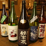 月ごとに入れ替わる純米酒は種類豊富。ご来店時にご紹介しております！