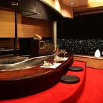 真紅の絨毯が敷き詰められた高級感溢れる鉄板焼コーナーはカウンターをはさんで目の前で調理致します