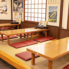 大小様々なお座敷席を完備！仲間との集まりやビジネスミーティングなどにも最適。広すぎず、狭すぎず、バランスの取れた席で快適にお食事いただけます。少人数のグループにもおすすめなお座敷名席。和やかな雰囲気の中で会話が弾み、素敵な時間をお過ごしいただけます。