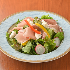 生ハムとリコッタチーズのサラダ