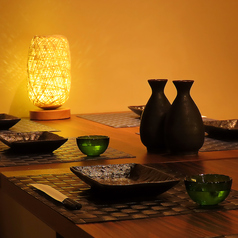 【全席喫煙OK！】3～4名様用テーブル席。ご友人やご家族、会社の同僚などどんなシーンにもオススメです！お好きなお料理とお酒を片手に楽しいひとときをお過ごしください♪