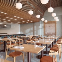 木のぬくもりと名作椅子に包まれる、美しい食空間