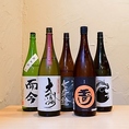 当店では、和食にぴったりな日本酒を多数取り揃えています。地域ごとの個性豊かな銘柄や、季節限定の特別な日本酒を厳選し、料理との相性を考えたラインナップでご提供。豊かな香りと深い味わいの日本酒は和食の魅力をさらに引き立ててくれる逸品ばかりです。