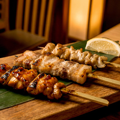 紀州備長炭で香ばしく焼き上げる名物焼き鳥は必食◎