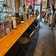 調理場を見ながらおいしい料理とお酒を楽しめるカウンター席。臨場感たっぷりの特等席です。