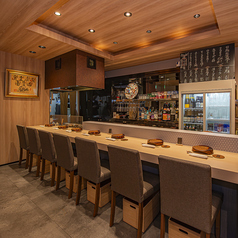 カウンター席は７席、ご用意しています。清潔感溢れる店内で絶品のお寿司や魚料理、お酒を心行くまでお楽しみください。