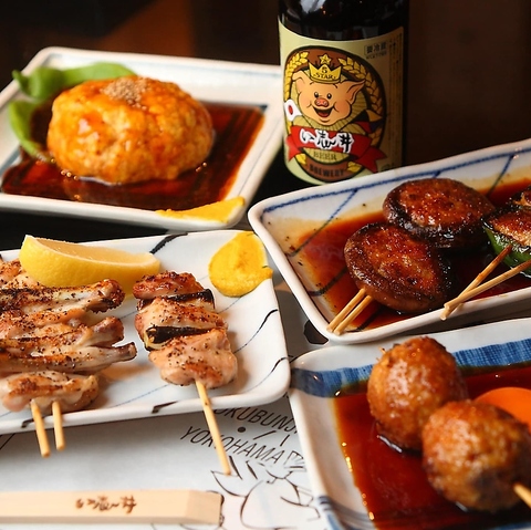 香ばしいもつ焼きと焼き鳥、鮮馬刺や鶏燻製など旨みを活かす店です