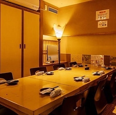 【2階｜お座敷個室】8名様×1卓：温かな間接照明が灯る、8名様掛けのお座敷半個室。隣のお部屋とは襖で仕切られているので、周りの目を気にせずにお食事とお酒を楽しめます。カジュアルな接待やお誕生日会など、シーンに合わせてご利用ください。
