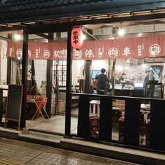 店前のテラス席は、夏季限定でご利用いただけます。開放感のある空間で、お食事やお酒を気軽にお楽しみください。