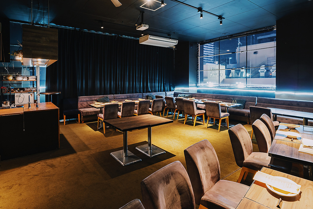 開放的な空間のオールシーズン対応テラスソファー席。最大４２名様収容可能。２５名様～貸切可能です