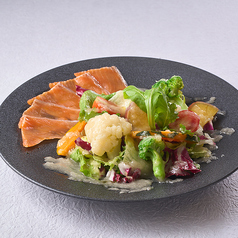 スモークサーモンと香味野菜のサラダ