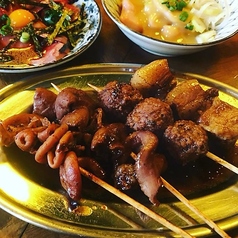 毎日継ぎ足してつくる串煮込みの深い味わい！