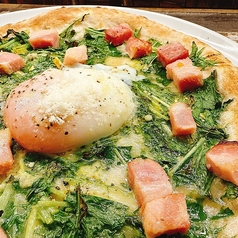 今月のBIZZAランチは【ベーコンと水菜のビスマルク】
