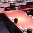 ご家族でのご利用に最適なBOXのテーブル席がございます。回ってくる色とりどりの本格江戸前寿司を眺めながら、当店自慢のお寿司や海鮮料理をお楽しみください。