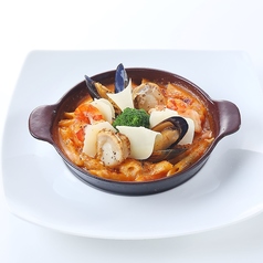 シーフードとイセエビソースのペンネリガーテグラタン　デュガスチーズ添え