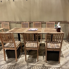 広々としたテーブル席を完備しており、6名様用と4名様用を組み合わせることで、様々な人数に対応可能です。会社の飲み会や各種ご宴会に最適で、美味しい料理とお酒を囲んで楽しいひとときをお過ごしいただけます。周りを気にせず、気兼ねなくお食事をお楽しみください。