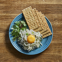 海風とハーブの発酵しらすユッケ