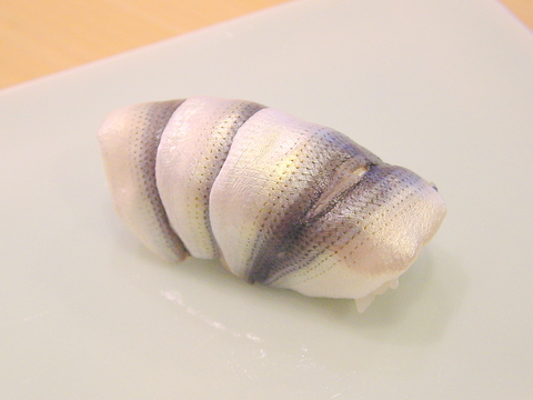 天然物しか出さない・こだわりのある浅草の名店。丁寧に握られた上品な一品を是非。