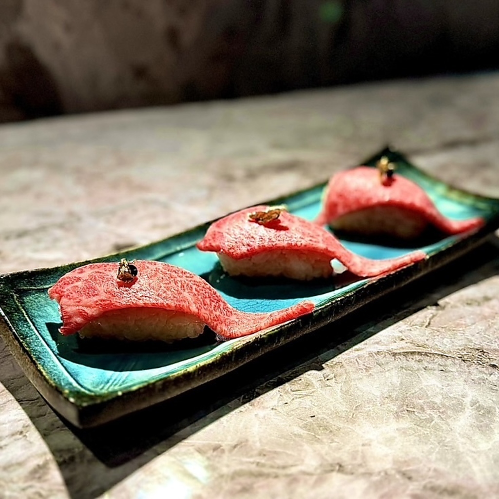 和牛肉寿司は濃厚な旨みと、とろける食感が絶妙。新鮮なネタと共に極上の味わいをお楽しみください☆