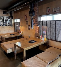 炭火の香りと会話を楽しめる、くつろぎのテーブル席。