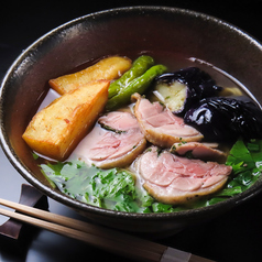 パクチーと鶏ハムの鶏ガラスープと魚だしの醤油味かけ汁蕎麦