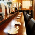 ふらっとお気軽に立ち寄りやすい、店内の落ち着くカウンター席。