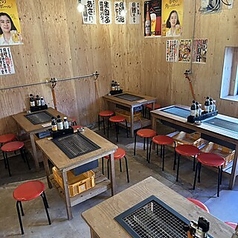 ご家族連れやグループでのご宴会に最適な、広々とした8名様掛けのテーブル席をご用意しています。皆様で網を囲んで、豪快に海鮮を焼けば盛り上がること間違いなしです！