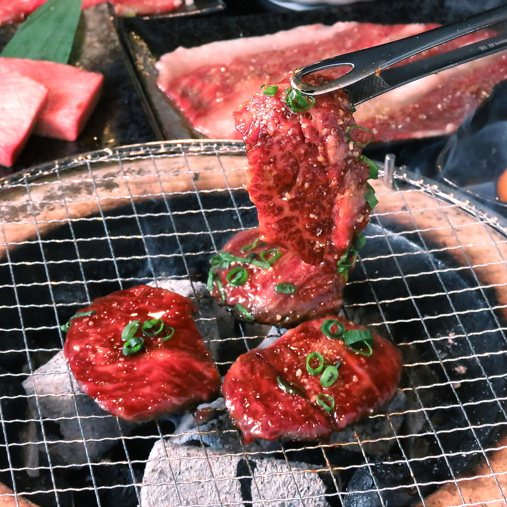 笑和の焼肉は炭火スタイル！炭火の遠赤外線で焼き上げるお肉は香ばしさと旨みが違います！