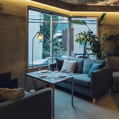 お洒落なインテリアに飾られた店内は、まるで贅沢なリビングルームのよう。大きなソファでくつろぎながら、最大6名までのグループで楽しい会話を楽しめます。女子会や飲み会にも最適♪大人の空間で、リラックスしたひとときをご堪能ください。