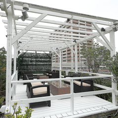 ゆったりとくつろげるテラス席は広々とした空間で、友人や家族とリラックスしながらBBQを楽しめます。屋外の開放感と快適さを両立し、長時間のご利用でも疲れにくい設計◎夜は照明が灯り、落ち着いた雰囲気の中で過ごせるので、大人の集まりや特別なひとときにも最適です♪