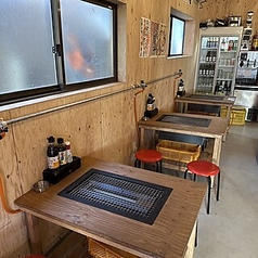 当店は、車椅子の方や足腰に不安のあるご年配の方でも安心してご利用いただける4名様掛けのテーブル席が4卓ございます。広々としたスペースで、気兼ねなくゆったりとおくつろぎください。