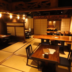 畳の広がりと和の装飾が調和した6名席は、仲間内での食事会に最適です。掛け軸や欄間が生み出す穏やかな空気感が、会話をより豊かにしてくれます。和の雰囲気を大切にしたい集まりにおすすめの席です。
