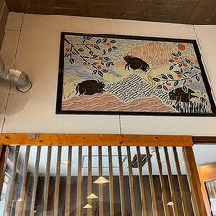 周りを気にせずにお食事を楽しみたいお客様のために、広々とした個室をご用意しております。個室席では、ゆったりとした雰囲気の中でお楽しみいただけるので、会食や特別なお祝い事にもオススメです。いつもより高級感や特別感を味わえるのも、個室の魅力ですよ。ぜひ個室で美味しいとんかつをお召し上がりください。