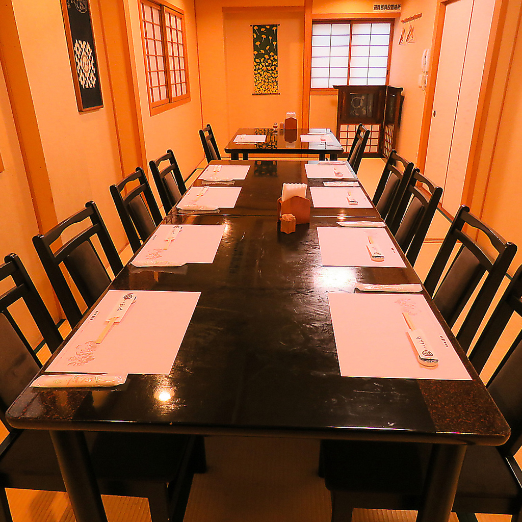 2F小個室はおもてなしやご接待などに。お早めのご予約が◎