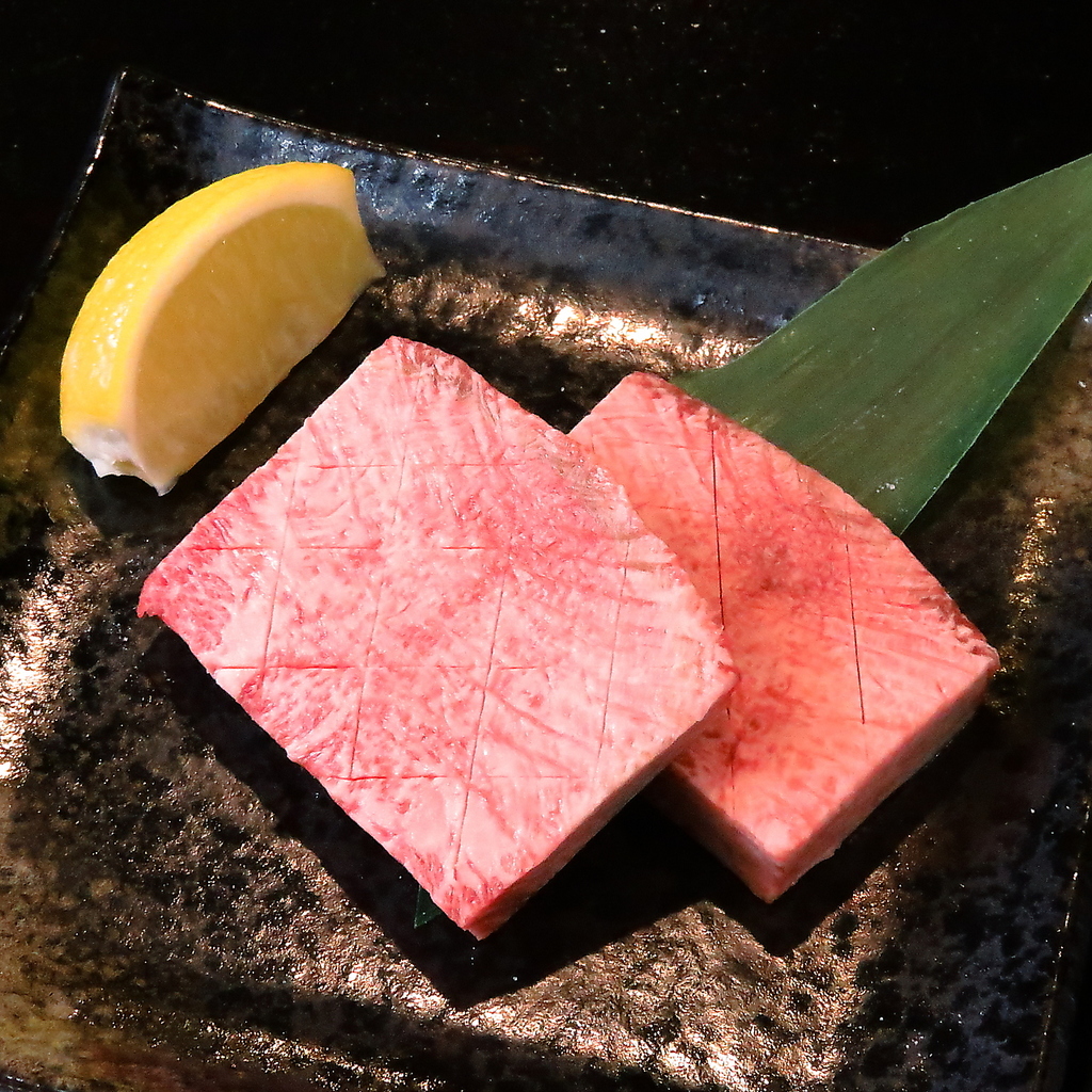 和牛タンよりもさらに贅沢に分厚く切った特上厚切りタンがおすすめ！