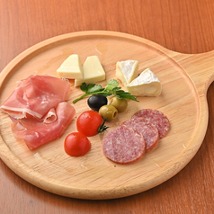 サラミと生ハムとチーズの盛り合わせ
