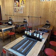 目の前に広がる瀬戸内海の絶景を眺めながらお食事ができる、4名様掛けのテーブル席が4卓ございます。波穏やかな海と美味しい料理で、心もお腹も満たされる贅沢なひとときをお過ごしいただけます。