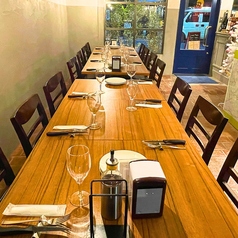 店内を見渡せるテーブル席