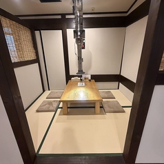店内には、少人数向けの半個室のお座敷4席x1もございます◎デートにぴったりのお席となっており、落ち着いた雰囲気の中でゆったりと食事が楽しめます！大切な方と特別なひと時をどうぞ♪