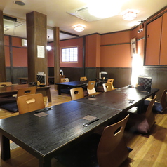 【宴会、飲み会におすすめ！】２階に４０名様（１グループ）まで利用できる宴会フロア！人数に合わせてテーブルをご用意いたします。仕切がございますので、半個室にもできますので、各種宴会、飲み会におすすめです。