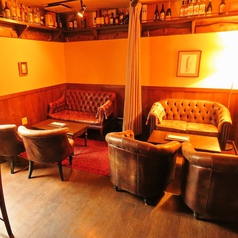 ゆったりソファーのテーブル席をご用意しております。グループでもお気軽にお越しくださいませ。