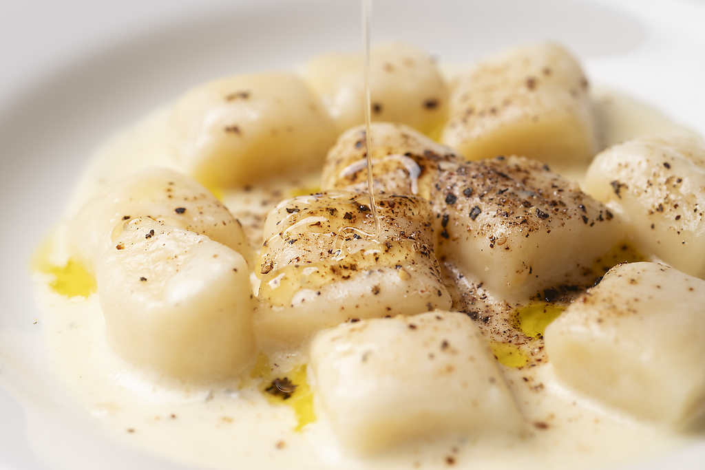 人気メニューのチーズニョッキ！自家製のモチモチニョッキに熱々チーズがよくからみます！