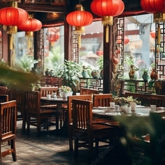 お店１F席には、４名様までご着席いただけるテーブル席を２卓、２名様までご着席いただけるテーブル席を１卓ご用意しております！４名様用テーブル席はソファ付となっております！